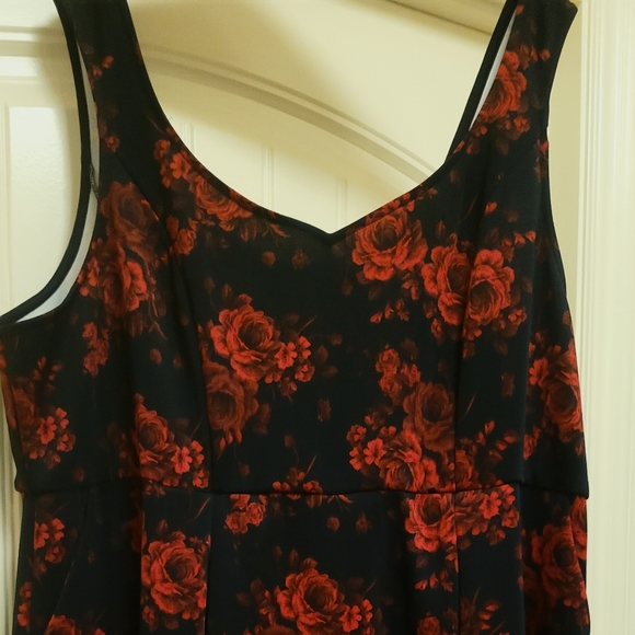 Black & Red Floral Scuba Skater Dress w/ Hidden Front Pockets, Sweetheart Neck - Picture 3 of 15